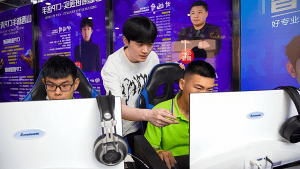 傳遞向上力量！新華電腦學?！独蠋焷砹恕?月繼續開講！