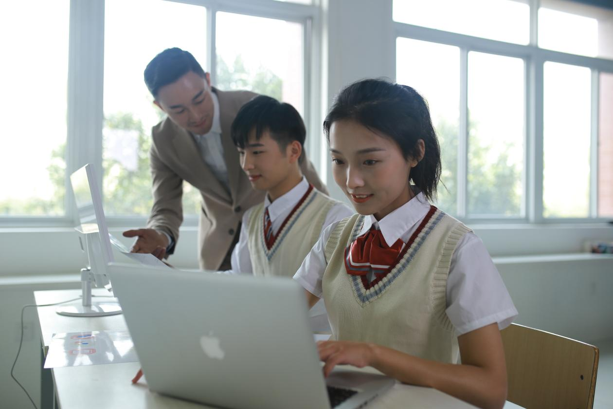 初高中女生成績不理想,學(xué)什么技術(shù)好?