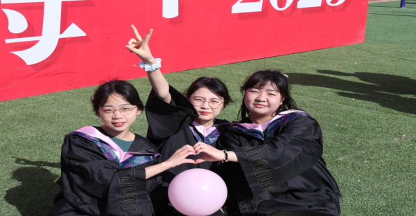 “新”夢(mèng)啟航 “華”麗綻放 ──職教高考生畢業(yè)典禮
